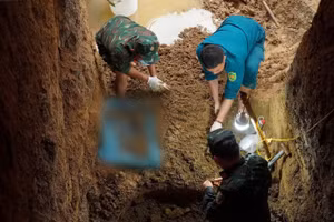 Des militaires procèdent à la récupération des restes de soldats morts pour la Patrie sur le site de la tombe collective dans le hameau de Lac An 3, commune de Thuong Tan. Photo : Commandement militaire de Hô Chi Minh-Ville.