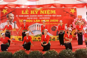 Après la cérémonie de salut au drapeau, les habitants de Dong Ke présentent plusieurs spectacles artistiques mettant en valeur les traditions et l’identité culturelle des Muong. Photo : hanoimoi.