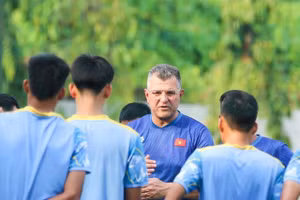 L’entraîneur en chef Cristiano Roland donne des consignes à l’équipe vietnamienne U17 lors du stage d’entraînement. Photo : VFF.