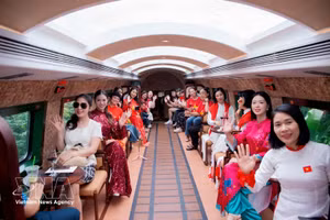Des visiteurs à bord du Train du patrimoine des Cinq Portes de Hanoi. Photo : VNA.