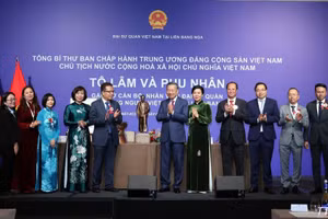 Le secrétaire général et président To Lam remet des cadeaux à l’ambassade du Vietnam et à la communauté vietnamienne en Russie. Photo : VNA.