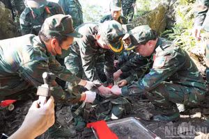 Le général de corps d’armée Nguyen Van Gau participe directement aux opérations de recherche et de récupération des restes des martyrs sur la cote 685, dans la commune de Thanh Thuy.