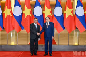 [En images] Le président de l’AN Tran Thanh Man reçoit le permanent du Secrétariat du CC du PPRL Vilay Lakhamphong