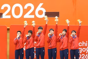 Les joueuses vietnamiennes de sepak takraw reçoivent leurs médailles d’or dans l’épreuve par équipes de quatre femmes. Photo : QDND.