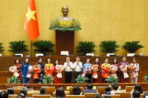 Le Premier ministre Le Minh Hung et le président de l’AN Tran Thanh Man rencontrent les députées de la XVIe législature. Photo : VNA.