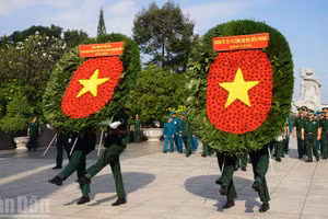 La délégation du Commandement des gardes-frontières rend hommage aux soldats tombés pour la Patrie au cimetière des martyrs de Ho Chi Minh-Ville. Photo : LE THANH.