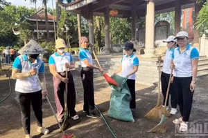 La ville de Hanoi accorde une grande importance à la promotion des règles de savoir-vivre et au renforcement de la sensibilisation des habitants à la protection des paysages et de l’environnement. (Photo : GIANG NAM)