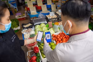 Acheteurs et vendeurs bénéficient tous deux de la facilité des paiements sans espèces. Photo : hanoimoi.vn