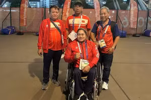 Nguyen Thi Ngoc Thuy aux côtés de son entraîneur et des représentants de la délégation. Photo : Comité paralympique du Vietnam