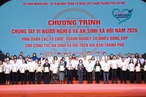 Remise des satisfecit aux représentants de collectivités, d'entreprises et d'organisations ayant contribué aux activités de protection sociale à Hanoï. Photo : https://thanhuyhanoi.vn/