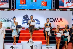 L’athlète Hoang Ngoc remporte la médaille d’argent mondiale en Solo Female Under 21 Latin. Photo : Comité d’organisation.