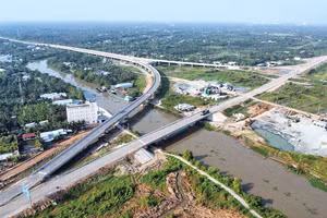 Un réseau de transport multimodal créera de de nouvelles perspectives de croissance pour Can Tho. Sur la photo : l'autoroute Can Tho - Ca Mau. (Photo : Trung Chanh)