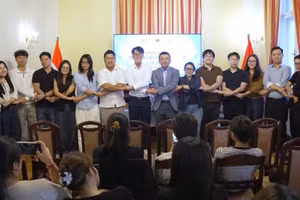 L’ambassadeur du Vietnam en République d’Autriche, Vu Le Thai Hoang, et le Comité exécutif de l’Association des étudiants vietnamiens en Autriche pour le mandat 2026-2028.