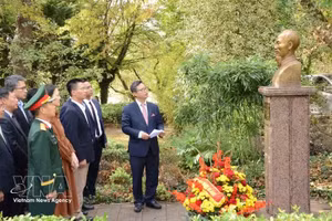 L’ambassade du Vietnam et les représentations vietnamiennes en France ont rendu hommage au Président Hô Chi Minh, le 31 août à Montreuil. Photo : VNA.