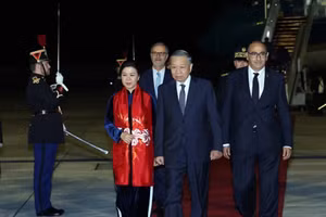Accueil du secrétaire général du Parti et président de la République To Lam et de son épouse à l’aéroport d’Orly, à Paris. (Photo : VNA)