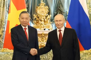 Le secrétaire général du PCV et président de la République To Lam et le président russe Vladimir Poutine posent pour une photo avant leur entretien.