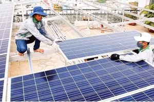 Ho Chi Minh-Ville compte plus de 22 000 systèmes solaires sur toiture, dont environ 6 300 fonctionnent en auto-production et auto-consommation. Photo: nhandan.vn