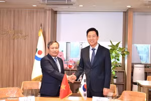 Le président du Comité populaire de Hanoï, Vu Dai Thang (gauche) et le maire de Séoul, Oh Se Hoon. Photo : VNA.