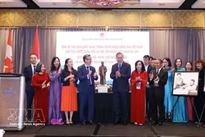 Le secrétaire général et président To Lam offre une statue du Président Hô Chi Minh à l'ambassade et à la communauté vietnamienne du Canada. Photo : VNA.