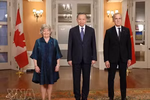 Le secrétaire général du Parti communiste du Vietnam et président vietnamien Tô Lâm (centre), la gouverneure générale du Canada Louise Arbour et le Premier ministre canadien Mark Carney. Photo : VNA.