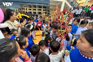 Une Fête de la Mi-Automne exceptionnelle pour plus de 1 000 enfants de Yen Khuong