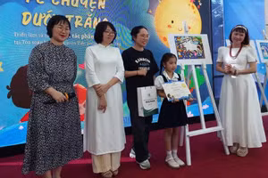 La jeune auteure Pham Doan Tu Uyen (deuxième à partir de la droite) lors de la cérémonie de remise des prix. (Photo : MINH THU)