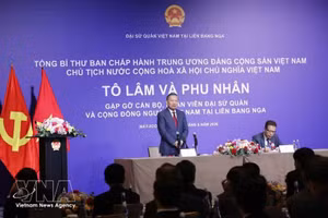 Le secrétaire général du Comité central du Parti communiste du Vietnam et président de la République, Tô Lâm, lors de la rencontre avec des cadres et employés de l’ambassade du Vietnam ainsi que des représentants de la communauté vietnamienne en Russie. Photo : VNA.