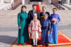  Cérémonie d’accueil officiel du président de l’AN Tran Thanh Man et de son épouse en visite en Mongolie 