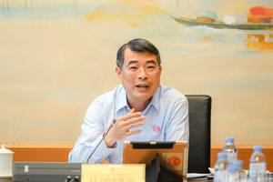 Le Premier ministre Le Minh Hung prend la parole lors de la séance de discussion du groupe 3, composé des délégations de l’Assemblée nationale de Hai Phong, des provinces de Ha Tinh et de Lang Son. (Photo : DUY LINH)