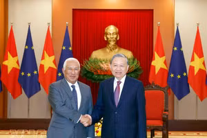 Le secrétaire général du Parti communiste du Vietnam (PCV) et président vietnamien, To Lam (droite), et le président du Conseil européen António Costa en janvier 2026. Photo : VNA.