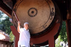Le président de la République du Panama José Raúl Mulino frappe le tambour dans l’enceinte du Temple de la Littérature – Quoc Tu Giam. (Photo : Tuan Anh/VNA)