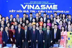 Le Premier ministre Le Minh Hung et les délégués participent à la cérémonie marquant le 20e anniversaire de la création de l'Association des petites et moyennes entreprises du Vietnam.