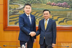 Le permanent du Secrétariat du CC du PCV Tran Cam Tu reçoit une délégation du CC de l’Union de la jeunesse révolutionnaire populaire lao