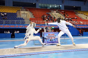 La finale opposant les escrimeurs vietnamien et philippin. Photo : VNA