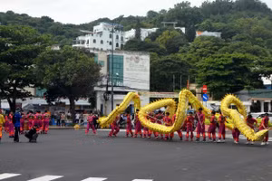 La procession de la tablette funéraire de Ca Ong Nam Hai