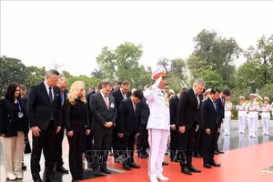 Le Premier ministre slovaque Robert Fico, accompagné de sa délégation, rend hommage aux héros et martyrs. Photo : Tuan Anh/VNA.