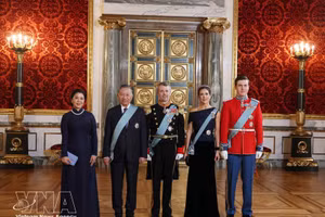Le secrétaire général du Parti et président de la République, To Lam, et son épouse Ngo Phuong Ly posent avec le roi Frederik X, la reine Mary et le prince héritier Christian du Danemark. Photo : VNA.