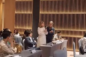 Anne Bouvier présente sa mise en scène de «L'Âme de Trương Ba, la peau du boucher», créée avec les artistes du Théâtre de la Jeunesse. Photo: L'Institut français du Vietnam