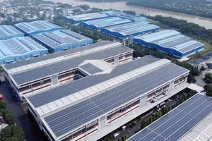 Système de panneaux solaires photovoltaïques en toiture de la société par actions Kizuna JV, dans le parc industriel de Tân Kim (commune de Cân Giuôc, province de Tây Ninh). Photo : Huy Hùng/VNA/CVN.