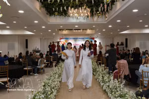 Défilé de l’ao dai lors de la cérémonie célébrant le 7e anniversaire de l’Association des femmes vietnamiennes immigrées (VMWA) à Ansan. Photo: VNA
