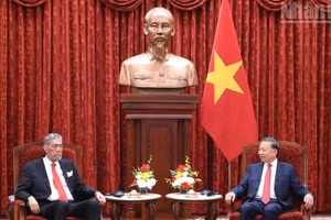 Le secrétaire général du Parti communiste du Vietnam et président de la République, Tô Lâm, reçoit Miguel Mejia, secrétaire général du Mouvement de la gauche unie (MIU) de la République dominicaine. (Photo : Dang Khoa)