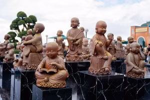 Plus de 400 sculptures en céramique réunies à l'exposition au sommet de la montagne Ba Den