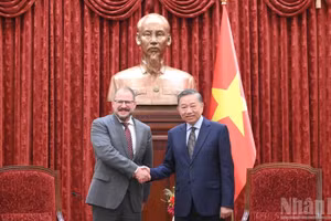 Le secrétaire général du Parti et président de la République To Lam (à droite) reçoit M. Cristiano Amon, PDG de Qualcomm (États-Unis).