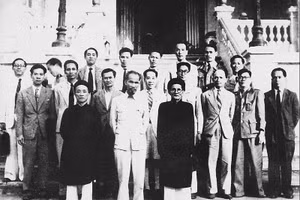 Le Président Ho Chi Minh et les membres du gouvernement de la République démocratique du Vietnam élus par l’Assemblée nationale lors de sa deuxième session, première législature (3 novembre 1946). Photo d’archives.