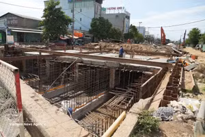 Le chantier de construction, avec la pose d’armatures métalliques et le coulage de béton recouvrant le canal souterrain, contribue à la collecte des eaux pluviales et à la lutte contre les inondations à Da Nang. Photo : VNA.