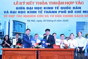 Le professeur associé, docteur Bui Duc Tho, secrétaire du Comité du Parti et directeur de l’Université nationale d’économie, et le professeur associé, docteur Bui Quang Hung, secrétaire du Comité du Parti et directeur de l’Université d’économie de Hô Chi Minh-Ville, signent un accord de coopération entre les deux universités dans les domaines de la recherche et du conseil en matière de politiques publiques.
