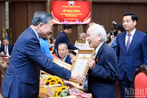 Le secrétaire général du Parti et Président de la République To Lam remet l’insigne récompensant 80 années d’adhésion au Parti aux membres du Parti de Hanoi. (Photo : Dang Khoa)