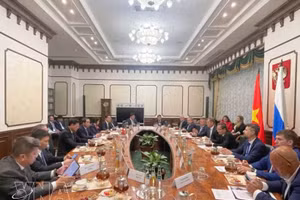 Le membre du Politburo et secrétaire du Comité du Parti de Hanoi, Trân Duc Thang, s'entretient avec Dmitry Zverev, secrétaire d'État et vice-ministre des Transports de la Fédération de Russie. Photo : VNA.