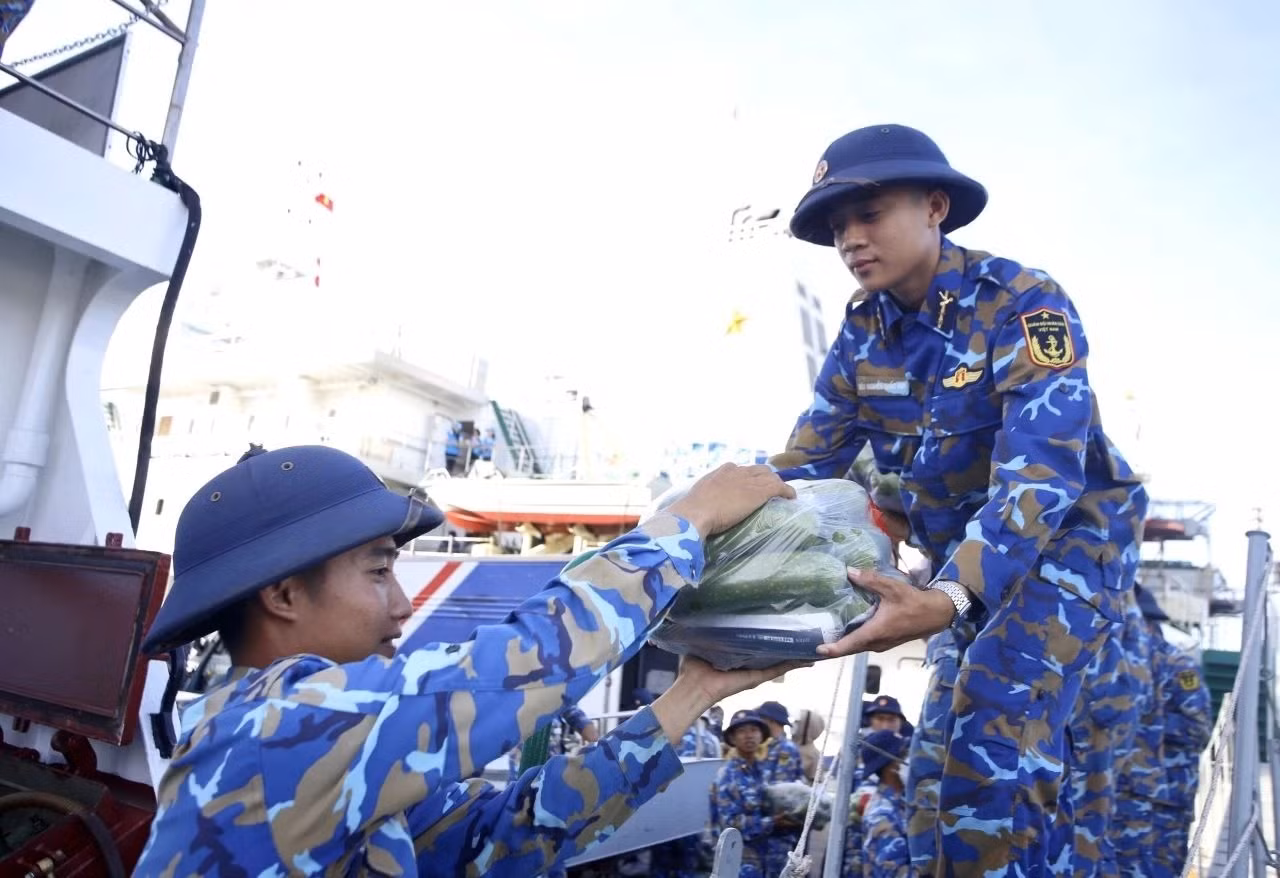 Remise des cadeaux aux habitants et aux soldats de Truong Sa.