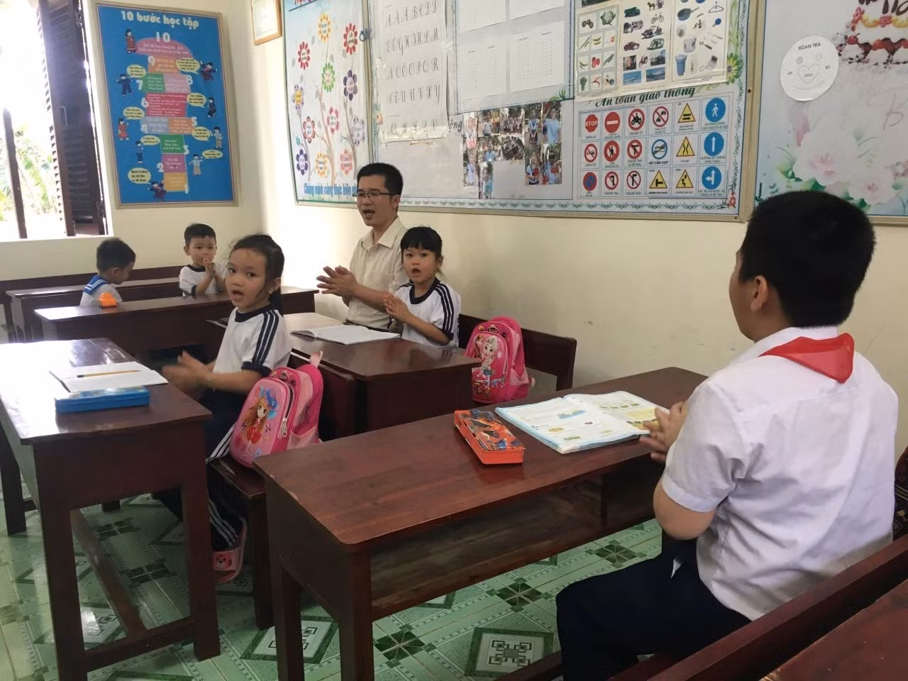 Une classe à l’école primaire dans le bourg de Truong Sa.